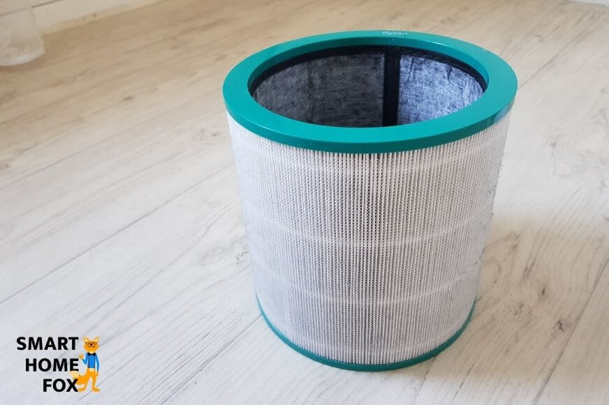Die Kombifiltereinheit vom Dyson Pure Cool Link TP02, außen der HEPA H13 Filter in Weiß und innen der Aktivkohlefilter in Grau.